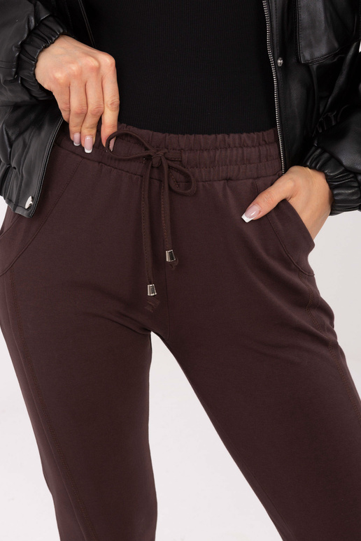 Tumepruunid spordipüksid