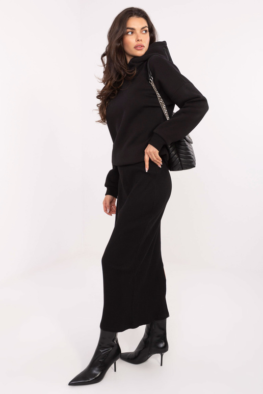 Tumesinine lukuga džemper, must