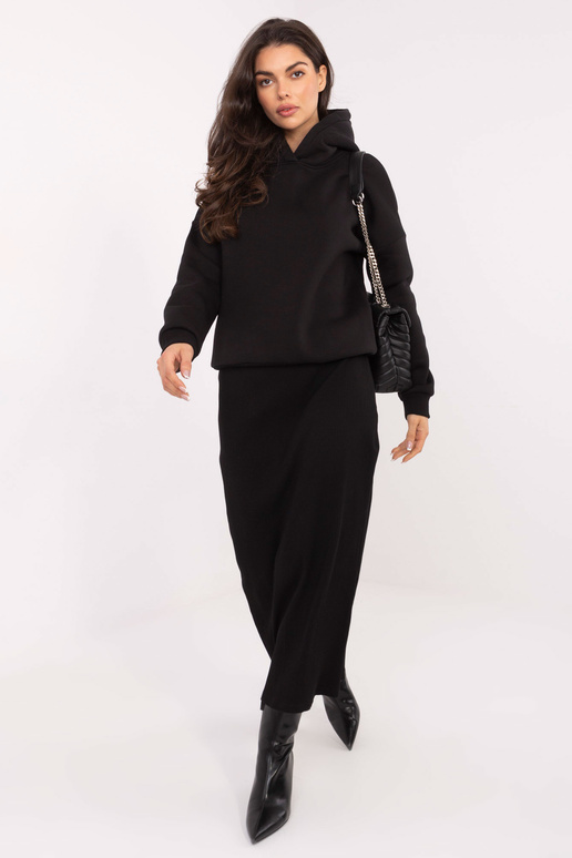 Tumesinine lukuga džemper, must