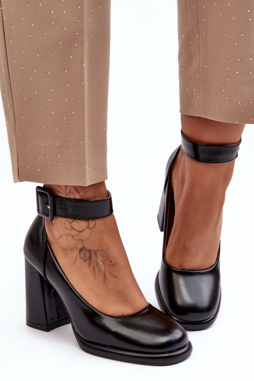 Kingad kõrge jämeda kontsaga neetide ja pandlaga Must Idovana