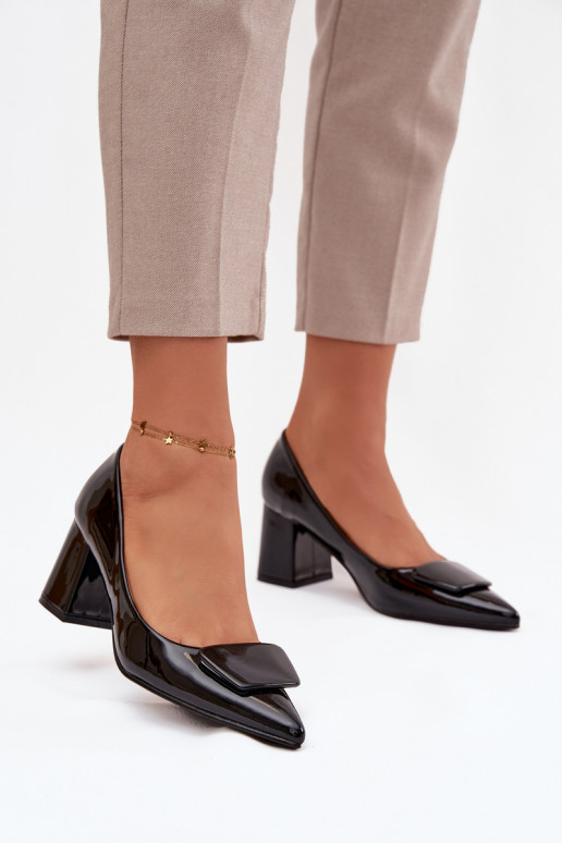 Laque Kingad kõrge jämeda kontsaga kaunistustega Must Isoline