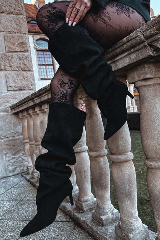 Taivilla naiste kõrgsaapad õhukeste kontsadega, sisseastumise mudel, must