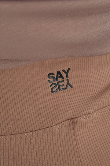 Tumedat liivakarva retuusid