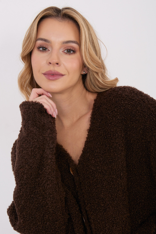 Tumedat pruun kampsun