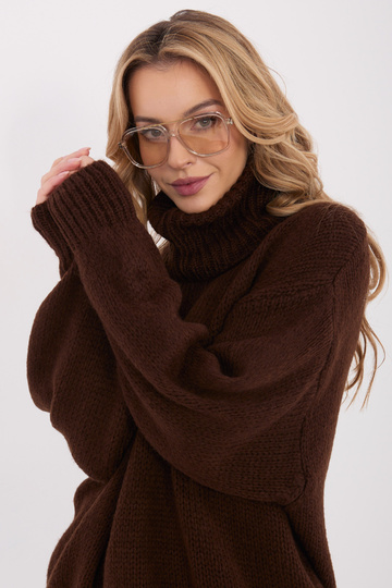 Tumedat pruun kampsun