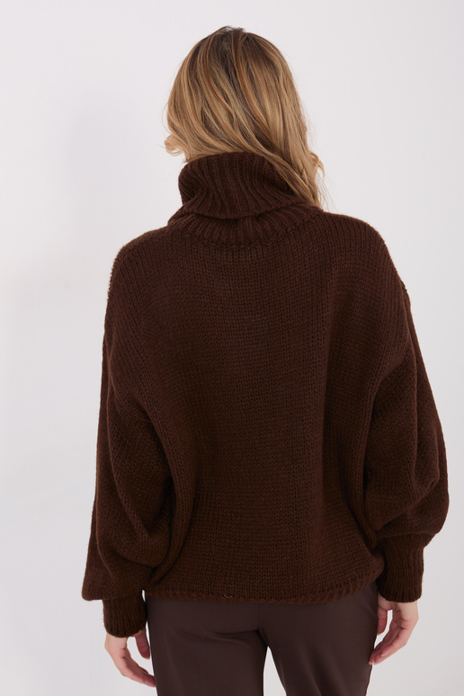 Tumedat pruun kampsun