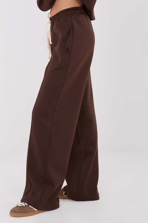 Tumedat pruunid püksid