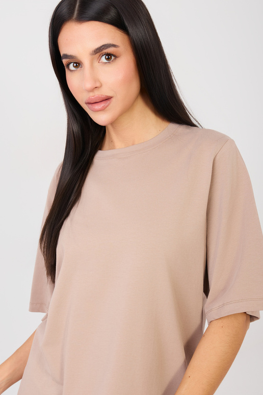 T-särk tumedalt liivakarva