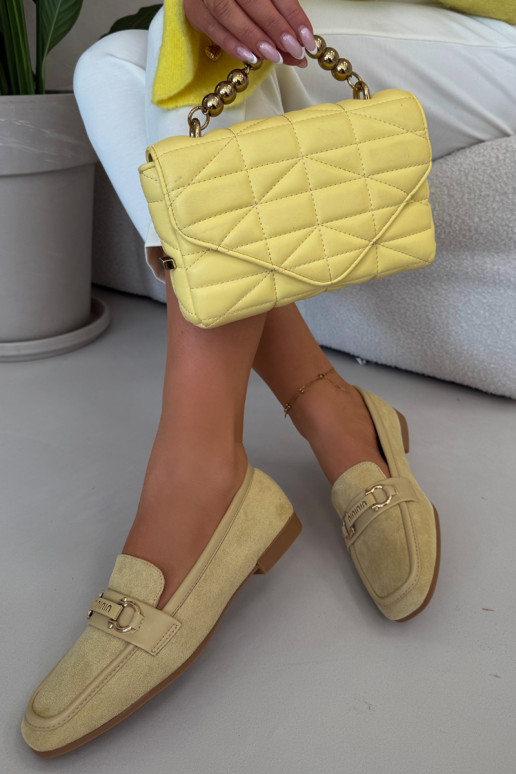 Naistelised mokasiinid kaunistatud elementidega kollases Evelora