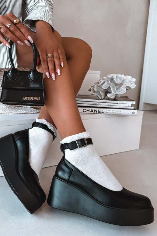 Naistel mustad platvormkingad rihmadega Belvissa