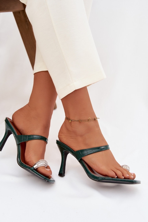 Naistel pudeliroheline sussid õhukeste kontsade ja kaunistustega Lorissa