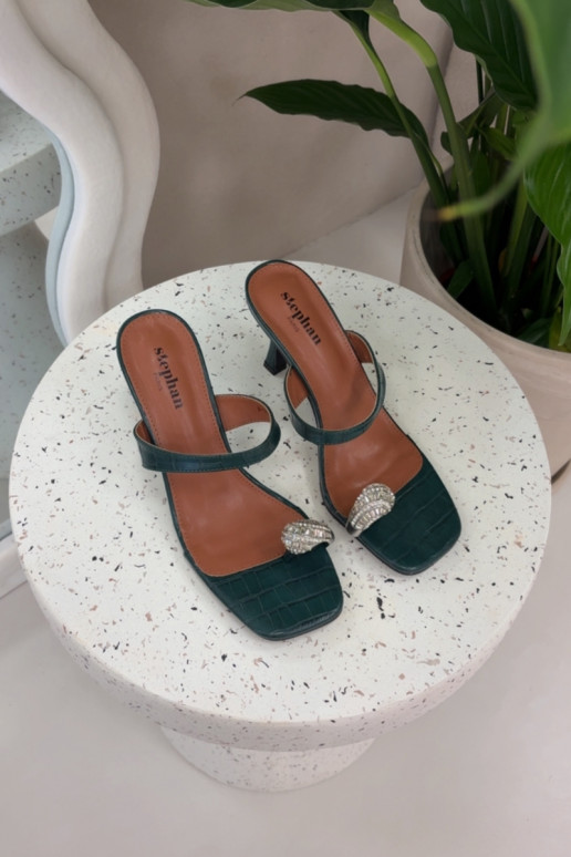 Naistel pudeliroheline sussid õhukeste kontsade ja kaunistustega Lorissa