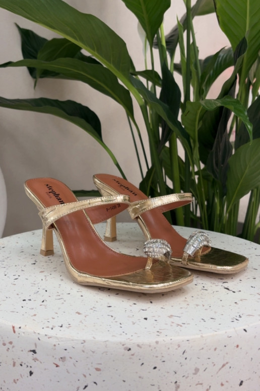 Naistel kuldne sussid õhukeste kontsade ja kaunistustega Lorissa