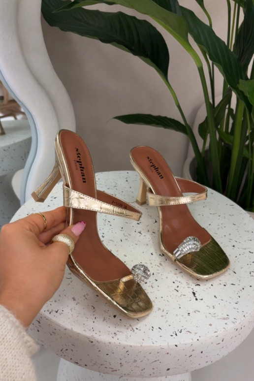 Naistel kuldne sussid õhukeste kontsade ja kaunistustega Lorissa