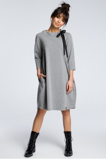 Hall oversized kleit riba detailiga