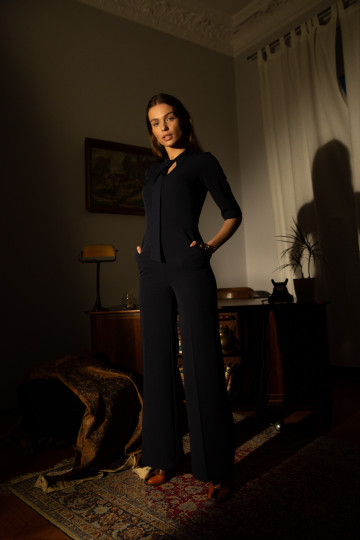 Elegantne kombinesoon kaelarihmaga - must