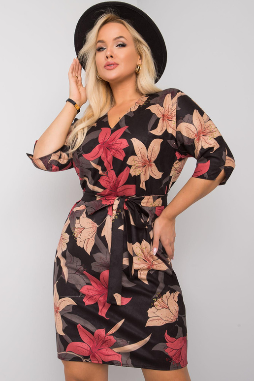 Must ja bordoopunane lilleline kleit plus size