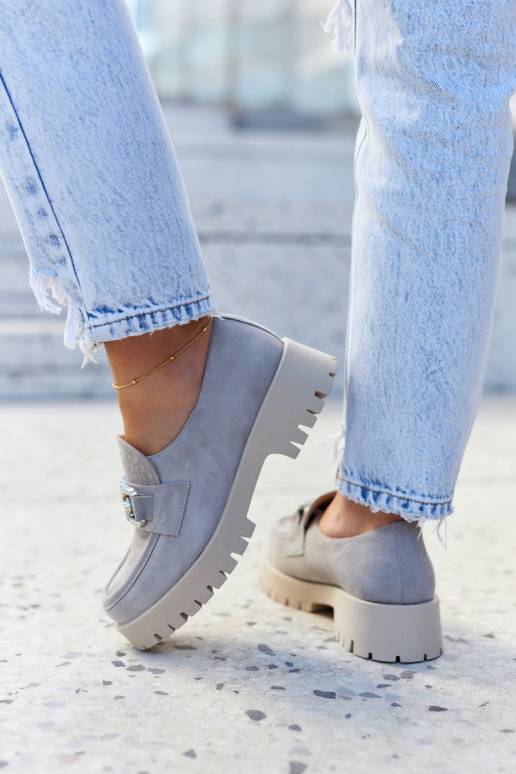 Moekad seemisnakhsed jalatsid halli...