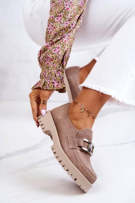 Moekad seemisnakhsed jalatsid beeži... Moekad seemisnakhsed jalatsid beeži...