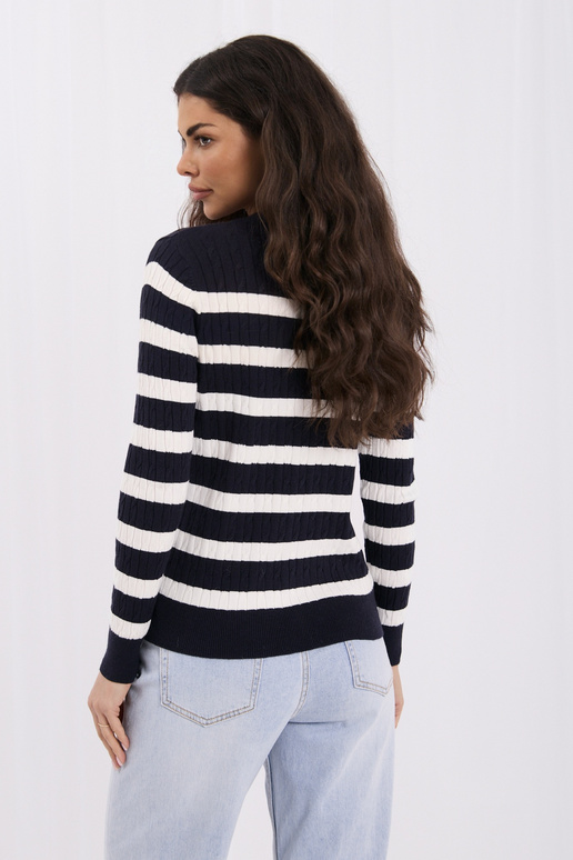 Tumedat sinine sviiter