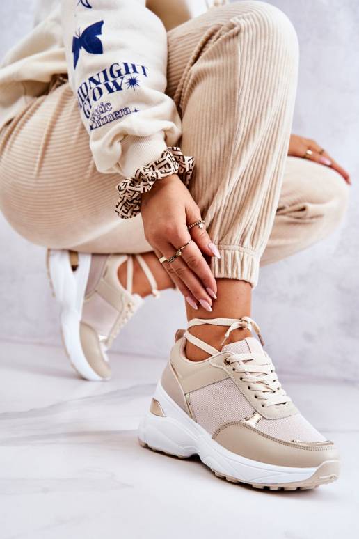 Läikivad jalatsid sportlikud jalatsid... Läikivad jalatsid sportlikud jalatsid...