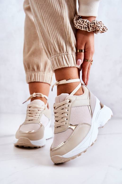 Läikivad jalatsid sportlikud jalatsid... Läikivad jalatsid sportlikud jalatsid...