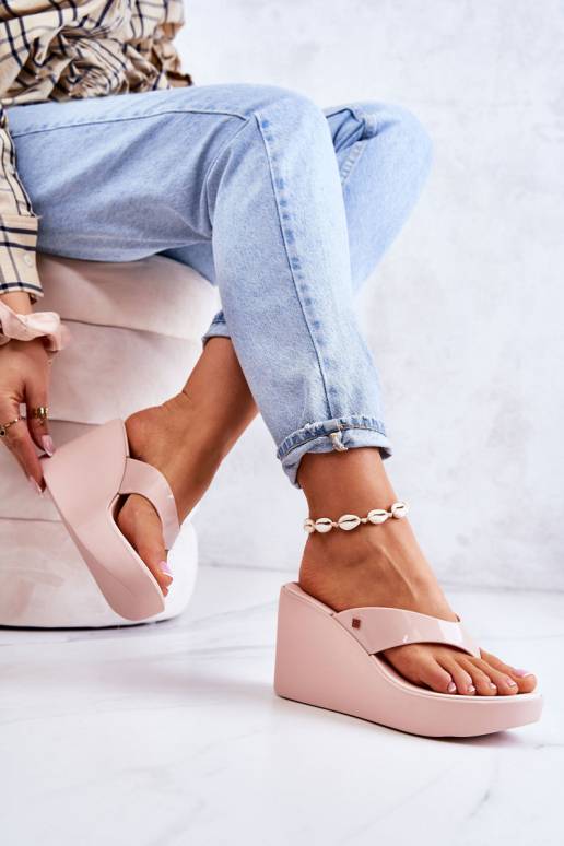 Plätud moodsad varbavahe sandaalid...