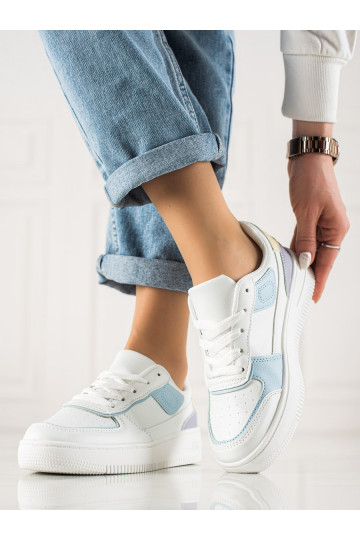 Klassikalise mudeli Sneakers apavi tüüpi jalanõud platvormiga