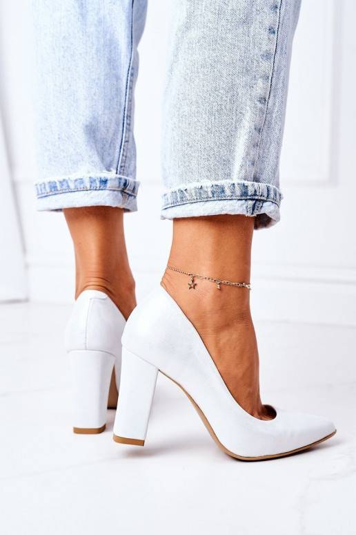 Satiinist kingad hõbedat värvi Satiinist kingad hõbedat värvi