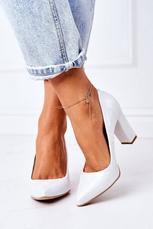 Satiinist kingad hõbedat värvi Satiinist kingad hõbedat värvi