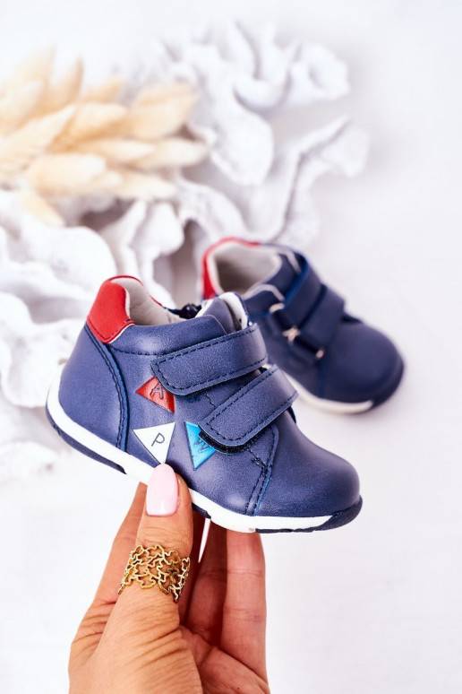 Laste jalanõud jalatsid krõpsudega... Laste jalanõud jalatsid krõpsudega...