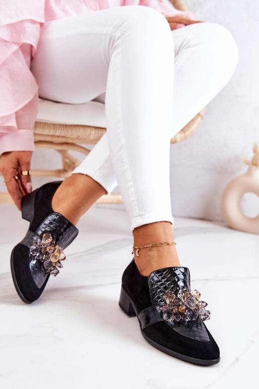 Seemisnakhsed jalatsid kaunistustega...