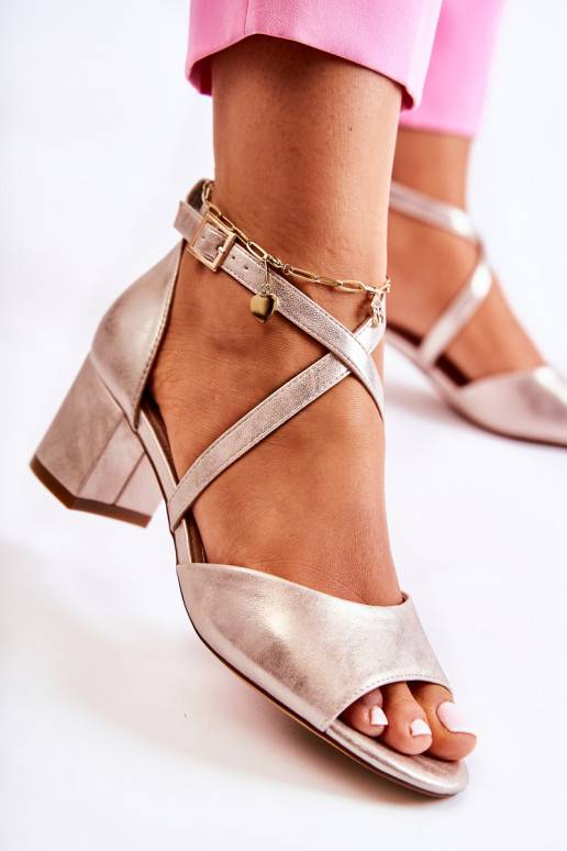 Naistesandaalid kõrge jämeda kontsaga... Naistesandaalid kõrge jämeda kontsaga...