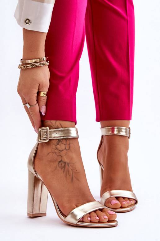 Sandaalid kõrge jämeda kontsaga... Sandaalid kõrge jämeda kontsaga...