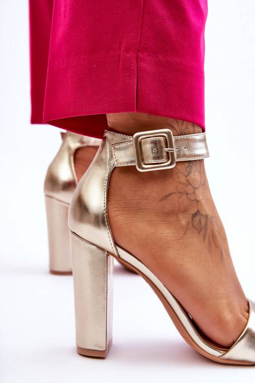 Sandaalid kõrge jämeda kontsaga... Sandaalid kõrge jämeda kontsaga...