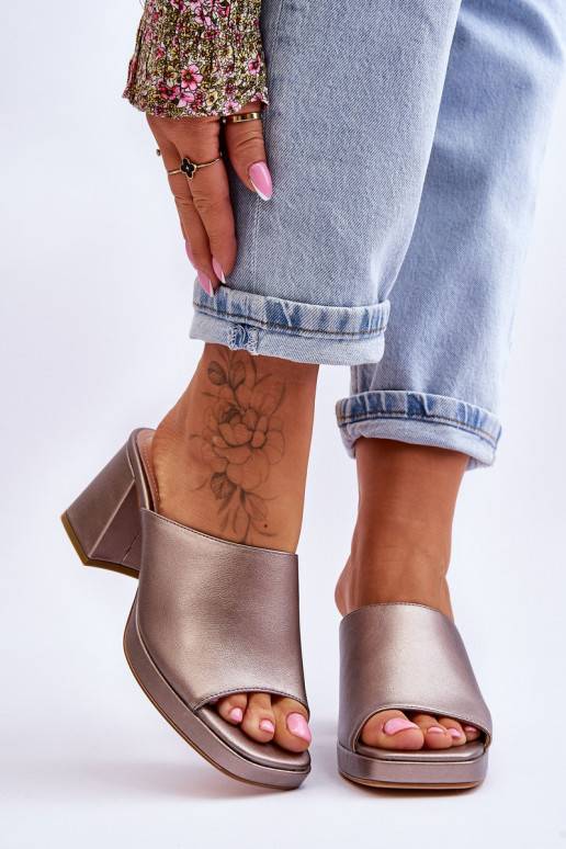 Moodsad plätud kõrge jämeda kontsaga...