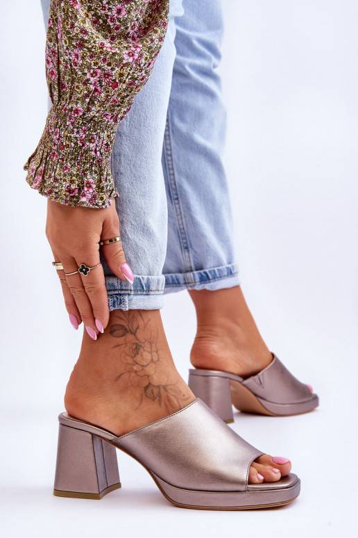 Moodsad plätud kõrge jämeda kontsaga...