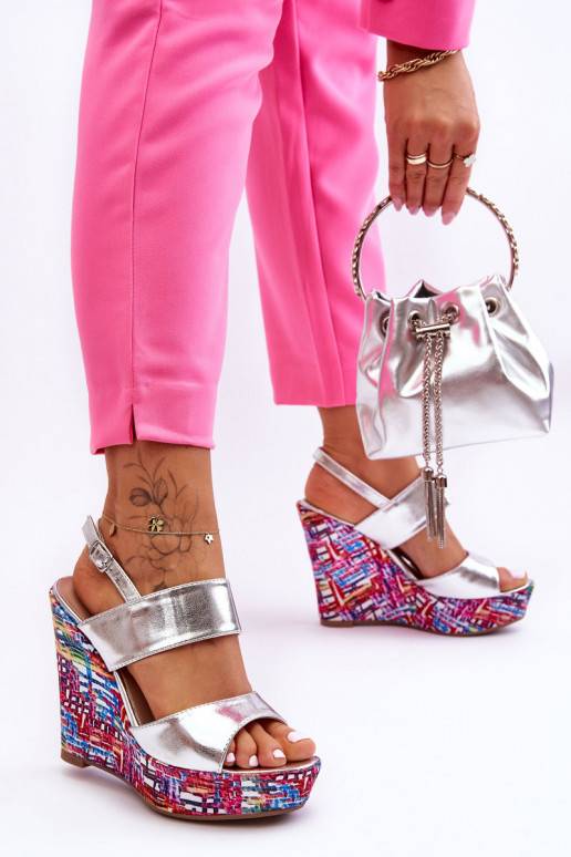 Platvormi sandaalid Hõbedat värvi... Platvormi sandaalid Hõbedat värvi...